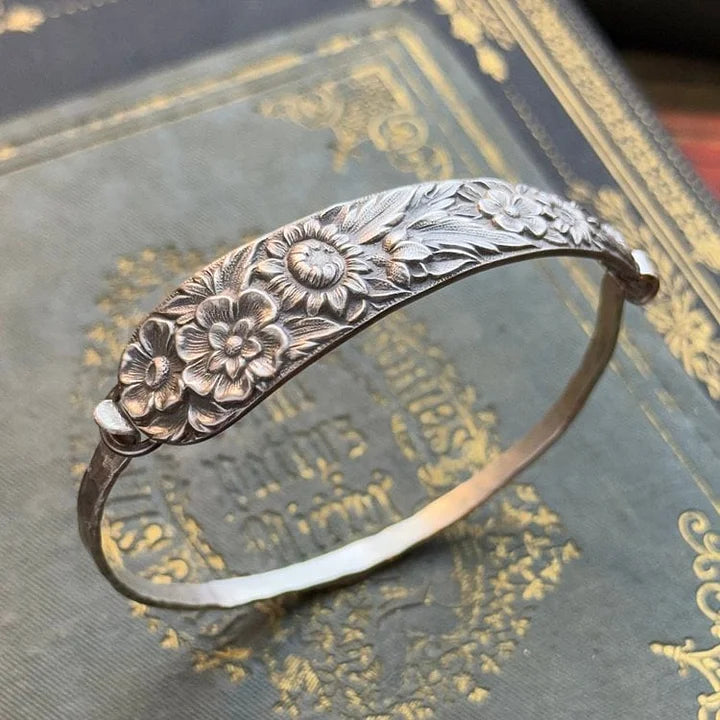 PetalCharm - Vintage Virágmintás Gravírozott Ezüst Karkötő