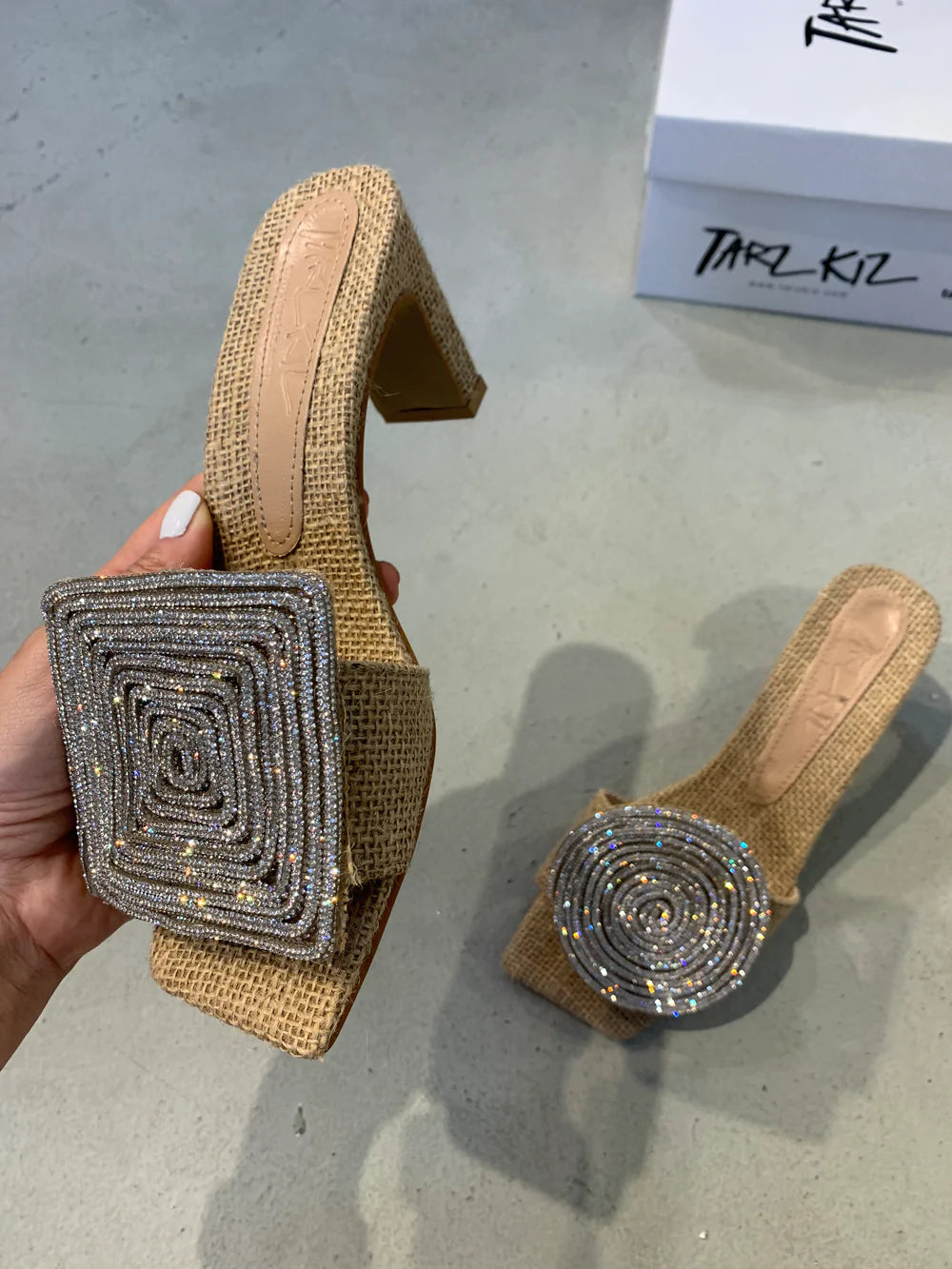 Wanwisa - Négyszögletes Szandál Kerek Sarokkal