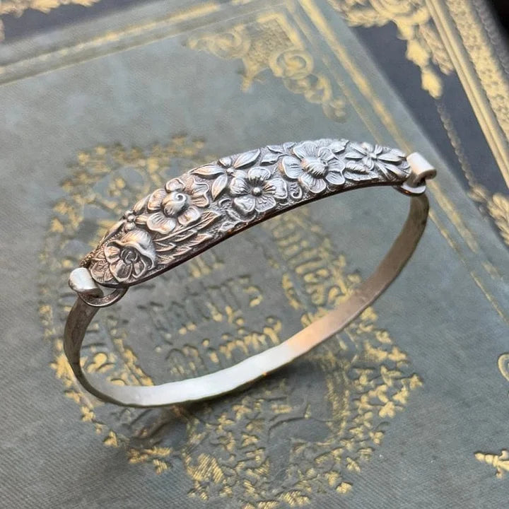 PetalCharm - Vintage Virágmintás Gravírozott Ezüst Karkötő