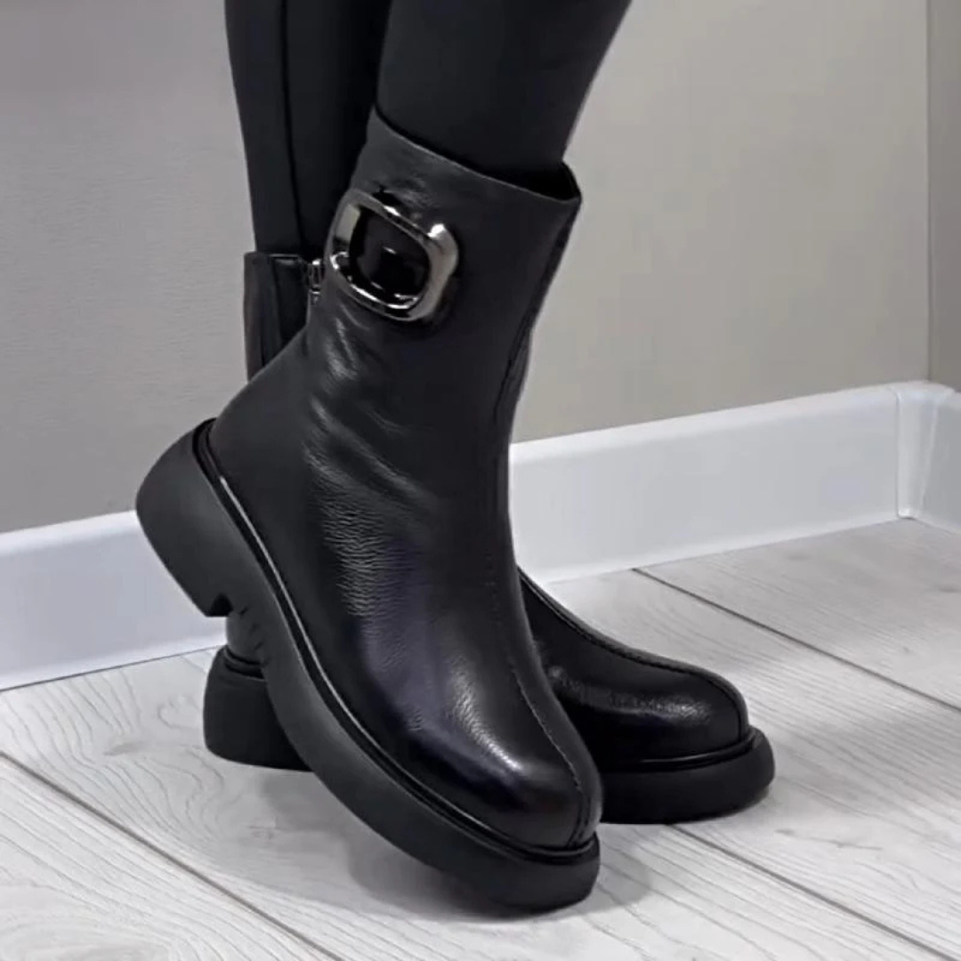 Moniek - Bőr Bokacsizma Csatral