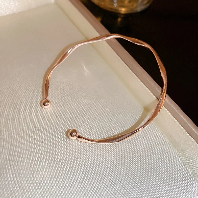 Elara - Elegáns Csavart Karkötő