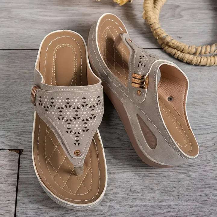 Tiara - Stílusos ék Alakú Szandál