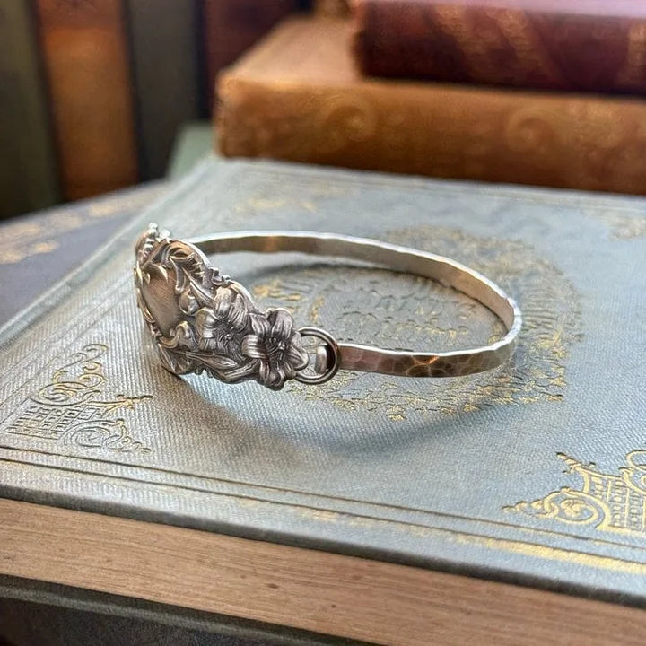 PetalCharm - Vintage Virágmintás Gravírozott Ezüst Karkötő